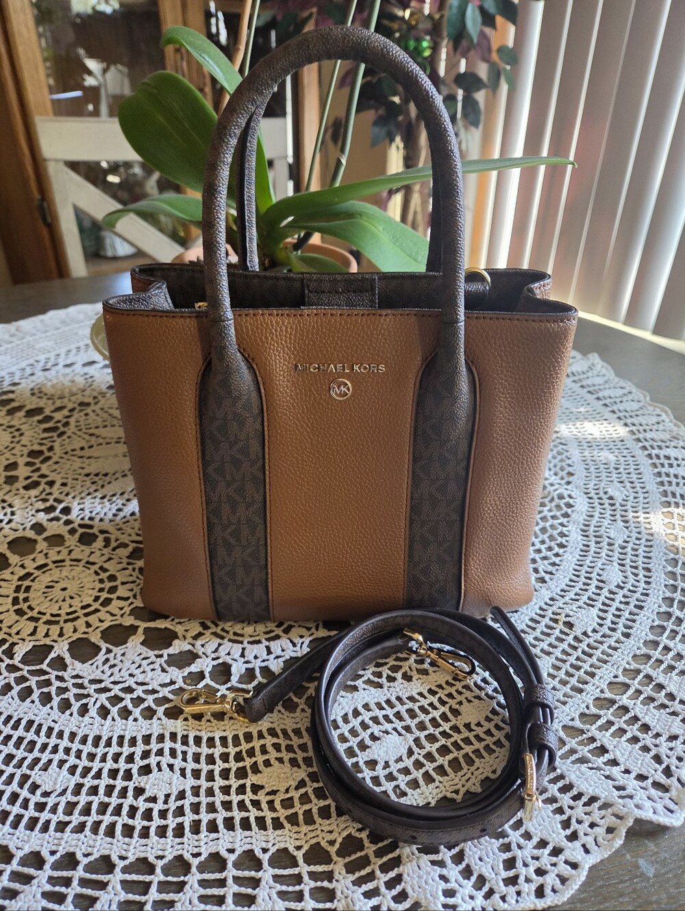 MICHAEL KORS Signature "Austin" Leather Messenger Bag. 🤎💛